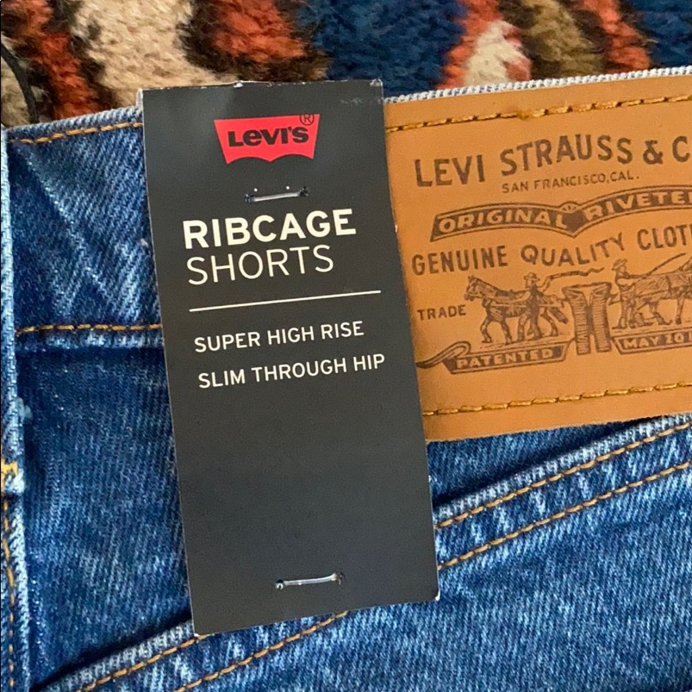 Levi’s Ribcage Shorts - Picture 3 of 5